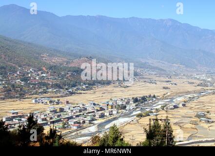 Vista aerea della città di Paro con case colorate paesaggio vicino a un fiume, Paro, Bhutan Foto Stock