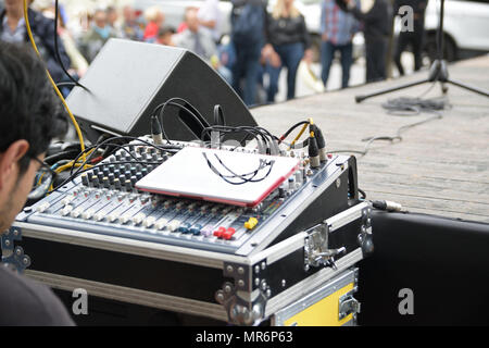 Il tecnico del suono e il digital mixing console in uno spettacolo di strada. Svuotare lo spazio di copia per l'editor di testo. Foto Stock