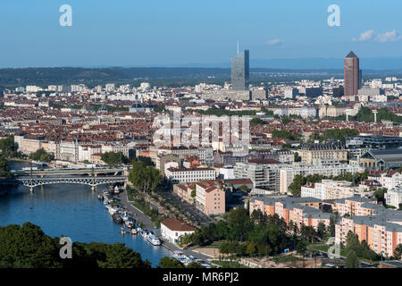 Lione (sud-est della Francia). Panoramica della città e della ÒQuais de SaoneÓ marciapiede (Quai Rambaud) nel distretto di Perrache, da Sainte-Foy-les-Lyo Foto Stock