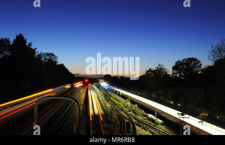 I treni che passano attraverso il West Hampstead, London, fotografata da West End Lane. Foto Stock