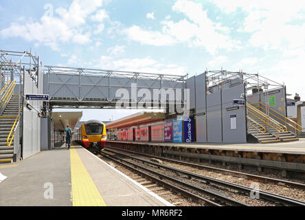 Una passerella pedonale temporanea fornisce accesso tra le piattaforme a Twickenham stazione ferroviaria di West London, Regno Unito Foto Stock