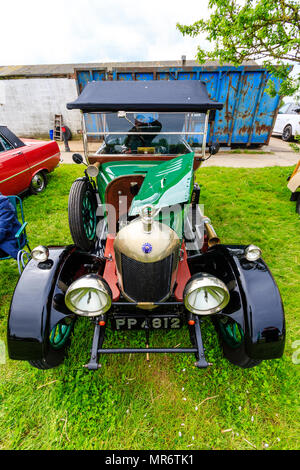 Vintage classic car, Morris Cowley torello vista frontale, griglia del radiatore e immergendo il meccanismo dei fari. Caratteristiche del parabrezza Tergicristallo superiore. Circa 1920s. Foto Stock