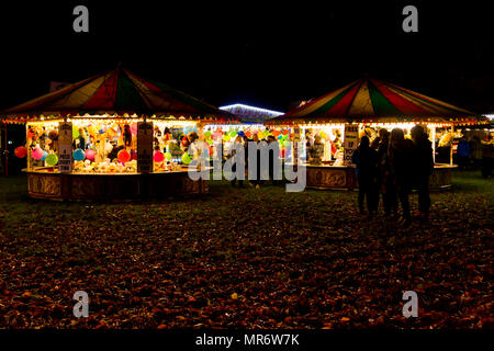 Giostre e cabine a Himley Hall sulla notte dei falò Novembre 5th. Foto Stock