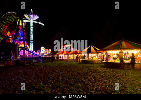 Giostre e cabine a Himley Hall sulla notte dei falò Novembre 5th. Foto Stock