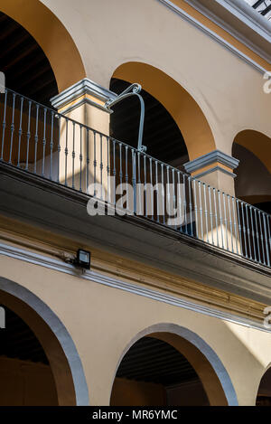 Casa della Cultura di Puebla, archi che circondano il cortile, Puebla, Messico Foto Stock