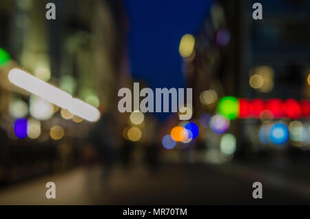 Città sparso sullo sfondo della notte bokeh di fondo. Al di fuori della messa a fuoco immagine della città di sera Foto Stock