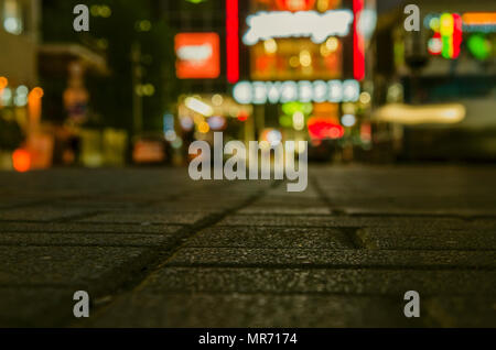 Città sparso sullo sfondo della notte bokeh di fondo. Al di fuori della messa a fuoco immagine della città di sera Foto Stock