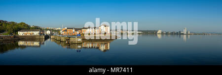 Vista panoramica dell'ingresso a Penarth Marina nella Baia di Cardiff e nuove case sul lungomare Foto Stock