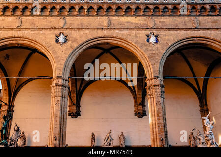 Bella famosa Loggia de Lanzi con statue antiche in firenze, Italia Foto Stock