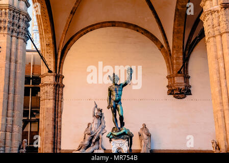 Famosa statua di Perseo testa di Medusa, Loggia de Lanzi, Firenze Foto Stock