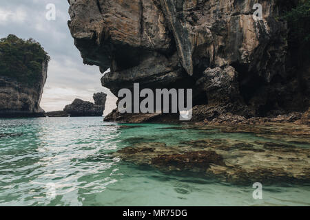 Scenic scogliere e acqua trasparente a Phi-Phi isola, Thailandia Foto Stock