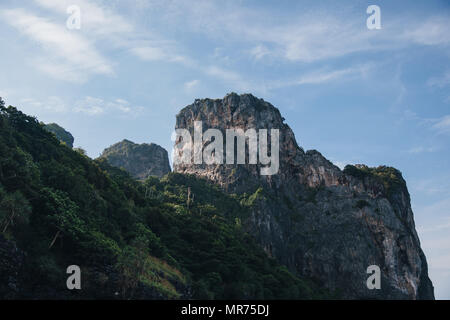 Bellissimo paesaggio con scenic scogliere e vegetazione verde a Phi-Phi isola, Thailandia Foto Stock