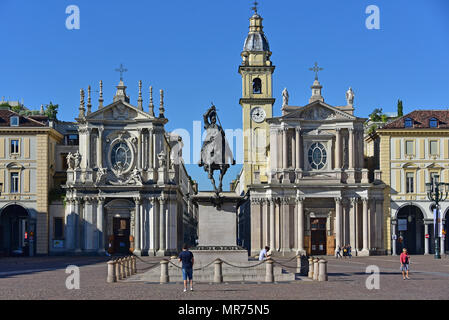 Piazza San Carlo, vista in asse con un monumento di E. Filberto, fiancheggiata da Santa Cristina a sinistra e San C. Borromeo diritto, Torino, Italia Foto Stock