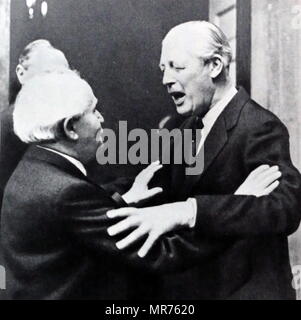 Incontro tra il primo ministro britannico Harold Macmillan (a destra) e il leader israeliano David Ben Gurion all'esterno 10 di Downing Street a Londra 1961. David Ben-Gurion (1886 - 1973), laburista israeliano politico e Primo Ministro di Israele. Maurice Harold Macmillan, primo Earl of Stockton, (1894 - 1986), statista britannico del partito conservatore che ha servito come Primo Ministro del Regno Unito dal 1957 al 1963. Foto Stock