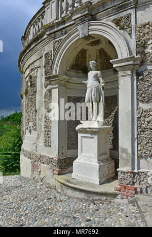 Villa della Regina, dettaglio del belvedere in giardino con nicchia e statua, Torino, Italia Foto Stock