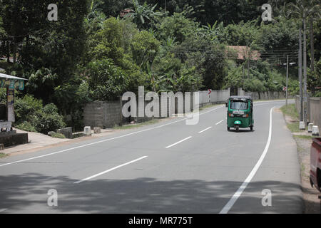 Udawalawa National Park/Sri Lanka - Aprile 7, 2018: tuk tuk corse su strada. Foto Stock