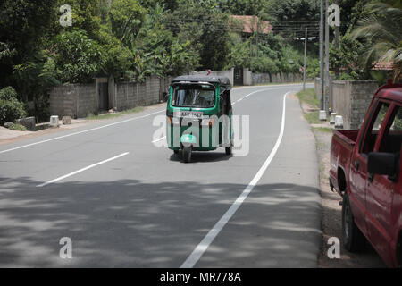 Udawalawa National Park/Sri Lanka - Aprile 7, 2018: tuk tuk corse su strada. Foto Stock