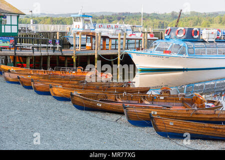 Noleggiare barche a remi sul lato del lago di Windermere a Waterhead vicino a Ambleside. Lago di Windermere incrociatori sono vincolati fino al pontile Foto Stock