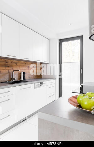 White cucina con isola nella nuova casa di lusso Foto Stock