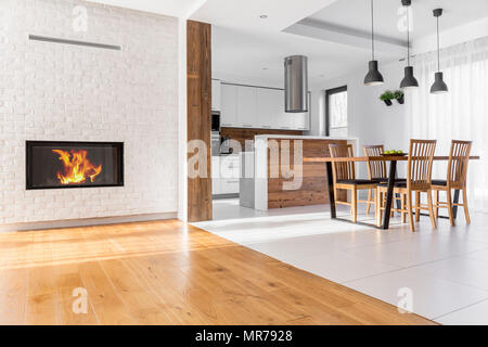 Aprire il piano casa con soggiorno, cucina e zona pranzo Foto Stock