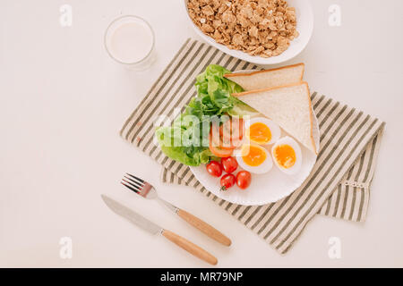 Vari modi di cucinare le uova di gallina. La prima colazione con uova. Foto Stock