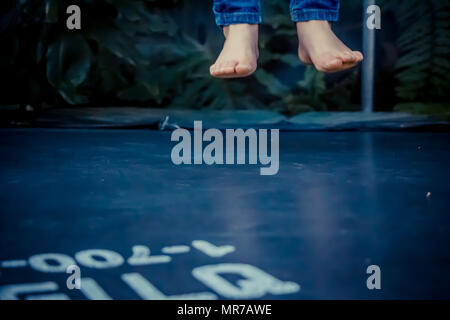 Gambe galleggianti in aria dopo un salto sul trampolino. Foto Stock