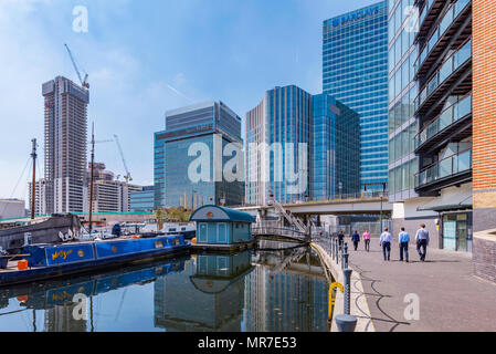 LONDON, Regno Unito - 20 aprile: questa è una vista del Canary Wharf financial district grattacieli dal bacino di Blackwall docks on April 20, 2018 in Londo Foto Stock