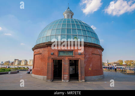 LONDON, Regno Unito - 20 aprile: questo è l'ingresso al Greenwich foot tunnel che le persone utilizzano per raggiungere a piedi l'altro lato del fiume a aprile Foto Stock