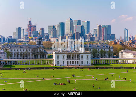 LONDON, Regno Unito - 20 aprile: Vista di Greenwich Maritime Museum e lo skyline di Londra da Greenwwich park il 20 aprile 2018 a Londra Foto Stock