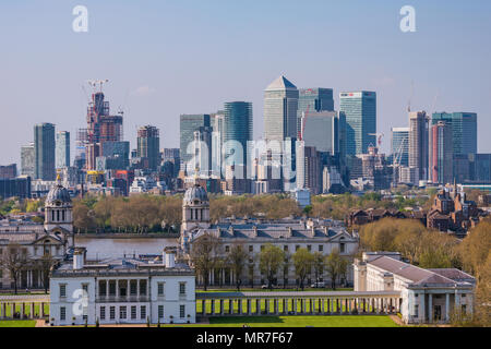 LONDON, Regno Unito - 20 aprile: Vista di Greenwich Maritime Museum e lo skyline di Londra da Greenwwich park il 20 aprile 2018 a Londra Foto Stock