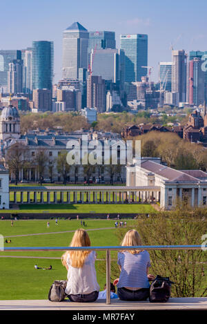 LONDON, Regno Unito - 20 aprile: Gente seduta in cima alla collina di Greenwich Park visualizzazione della skyline di Londra il 20 aprile 2018 a Londra Foto Stock