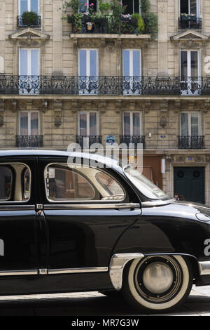 Panhard Dyna Z parcheggiata di fronte un stile Haussmann edificio nell'area di Saint Germain di Parigi, Francia. Foto Stock
