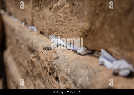 Note a Dio nelle fessure tra i mattoni della parete occidentale nella città vecchia di Gerusalemme in Israele. Foto Stock