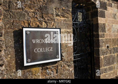 Un vecchio cancello di ingresso SIGN di Fairleigh Dickinson University, già Wroxton College a Wroxton, vicino a Banbury, Oxfordshire Foto Stock