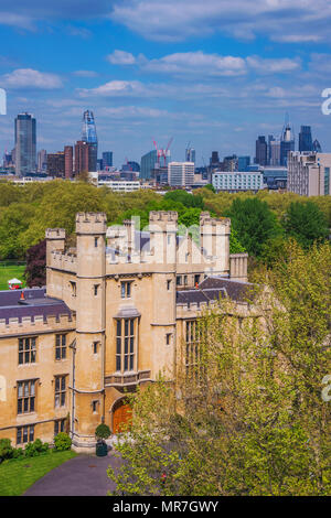 LONDON, Regno Unito - 04 Maggio: Vista di Lambeth Palace architettura con Londra città edifici in background su 04 Maggio 2018 a Londra Foto Stock