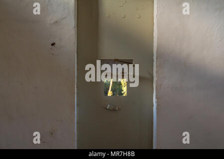 Porta di Ferro all'interno di una vecchia scatola di pillole. Foto Stock