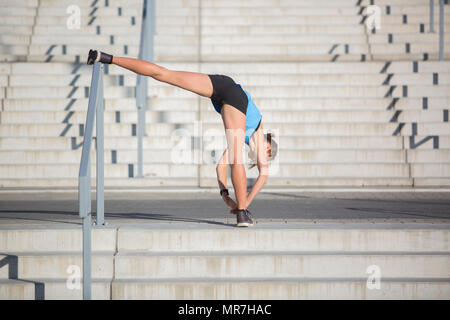 Donna atleta preparazione da eseguire Foto Stock