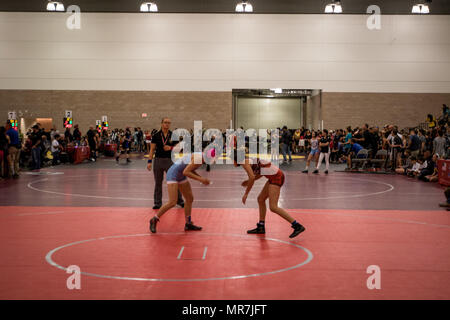 I partecipanti della Nazionale femminile ai Campionati di wrestling competere, 20 maggio 2017 a Irving Convention Center. L'evento comprendeva sponsor da varie organizzazioni tra cui gli Stati Uniti. Marine Corps. (Marine Corps foto di Sgt. Danielle Rodrigues/rilasciato) Foto Stock