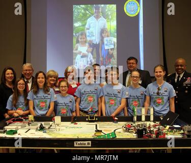 Membri della National Space Club-Huntsville e il tenente Gen. Larry Wyche, vice comandante dell esercito Materiel Command, condividere una foto con gli studenti delle scuole medie che sono membri del caos motorizzato FIRST Lego League robotics team di Madison. Il team ha vinto l'Alabama stato campionato di robotica e posto a livello nazionale con il loro progetto, 'Salvataggio di tartarughe, impedendo Poachery". Il team ha dimostrato il loro progetto presso il National Space Club-Huntsville prima colazione incontro può 15. Wyche era l'oratore ospite alla riunione. Foto Stock