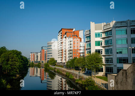 Waterfront uffici e appartamenti al di fuori di Whitehall Quay sul fiume Aire a Leeds, nello Yorkshire, Regno Unito. Foto Stock