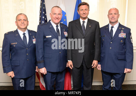 Presidente Borut Pahor della Slovenia nella foto con il Col Nicholas Broccoli (estrema sinistra) il Brigadiere Generale Thomas J. Owens II (sinistra) e Capo Comandante Sergente Michael Hewson (destra) del New York Air National Guard. Tutti erano presenti per l'assegnazione della Medaglia slovena per benemerenze in campo militare dal 21 maggio 2017. La cerimonia ha avuto luogo presso la Missione permanente della Repubblica di Slovenia office presso le Nazioni Unite a New York. Le medaglie dato al 102º e 103 rescue squadroni della 106ª Ala di salvataggio per il loro salvataggio internazionale missione di rendere aiuto ai membri di equipaggio ferito in un Foto Stock