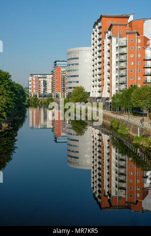 Waterfront uffici e appartamenti al di fuori di Whitehall Quay sul fiume Aire a Leeds, nello Yorkshire, Regno Unito. Foto Stock