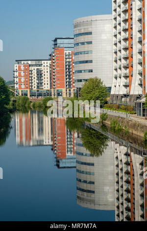 Waterfront uffici e appartamenti al di fuori di Whitehall Quay sul fiume Aire a Leeds, nello Yorkshire, Regno Unito. Foto Stock