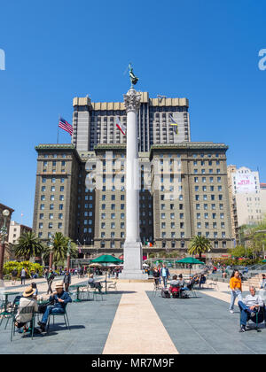 Abitanti delle città rilassante in Union Square di San Francisco, CA, Stati Uniti d'America. Foto Stock