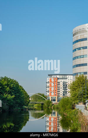 Waterfront uffici e appartamenti al di fuori di Whitehall Quay sul fiume Aire a Leeds, nello Yorkshire, Regno Unito. Foto Stock