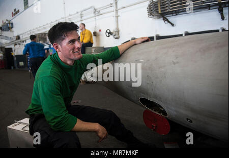 170520-N-RZ514-050 GOLFO ARABICO (20 maggio 2017) Aviation macchinista compagno del 3° di classe Shawn Gratland esegue la manutenzione di un antenna negozio di rifornimento a bordo della portaerei USS George H.W. Bussola (CVN 77) (GHWB). GHWB è distribuito negli Stati Uniti Quinta Flotta area di operazioni a sostegno della sicurezza marittima operazioni destinate a rassicurare gli alleati e partner e preservare la libertà di navigazione e il libero flusso di commercio nella regione. (U.S. Foto di Marina di Massa Specialista comunicazione marinaio Jennifer M. Kirkman/rilasciato) Foto Stock