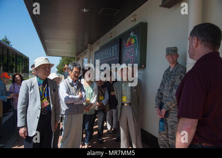 Locali giapponesi tour il comissario durante il tour mensile di Misawa combatté Air Base, Giappone, Maggio, 19, 2017. Gli ospiti ricevono una trentina di minuti di breve a un specifico locale ogni mese per saperne di più circa la missione di Misawa combatté AB mentre impara più circa l'installazione dell amicizia e impegno nella comunità con la città e le zone circostanti. In aggiunta a questi mandati specializzati, essi tour il perimetro di base, evidenziando importanti posizioni sulla base. Questa settimana, 30 membri di comunità provenienti da così lontano come Hirosaki, Giappone, entrato a far parte del tour. (U.S. Air Force foto di Senior Airman Silvano Heitzman) Foto Stock