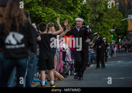 170520-N-TC501-126 Spokane, Washington. (20 maggio 2017) marinai da Naval Operations Support Center (NOSC) Spokane alta cinque membri della folla durante lo Spokane Lilla del Festival 2017 Forze Armate Torchlight Parade. Dal 2005, la Marina programma settimana ha servito come la Marina Il principale sforzo di divulgazione in aree del paese senza una significativa presenza della Marina, con 195 Navy settimane svoltasi in 71 diverse città degli Stati Uniti. Il programma è stato progettato per aiutare gli americani a capire che il loro Marina è distribuito in tutto il mondo, circa l'orologio, pronto a difendere l'America in tutti i tempi. (U.S. Foto di Marina di Massa Com Foto Stock