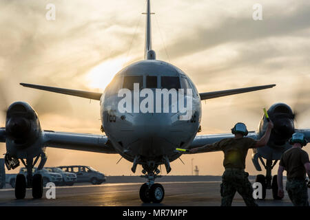 DOHA, Qatar (6 maggio 2017) Aviazione meccanico strutturale di seconda classe Nathan Tharas di Patrol Squadron (VP) 46 dirige un P-3C Orion aeromobile come esso appoggia nel proprio posto di parcheggio a bordo Al Udeid Air Base. VP-46 è attualmente implementata in 5th, sesto e settimo flotta aree di responsabilità a sostegno di funzionamento inerenti a risolvere e ridare speranza. (U.S. Foto di Marina di Massa lo specialista di comunicazione di terza classe Alex Cole/rilasciato) Foto Stock