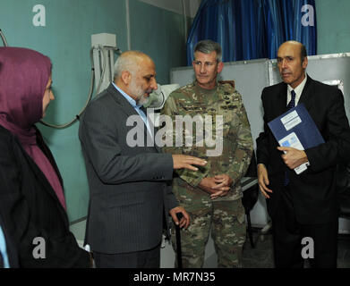 KABUL, Afghanistan (22 maggio 2017) - il generale John Nicholson, risoluta Support Commander, tour delle donne di Kabul's Hospital di supervisionare i miglioramenti che ha avuto inizio lo scorso dicembre. Egli era accompagnato da Mohammed Masoom Stanekzai, capo della Direzione nazionale di sicurezza, Sidqa Abudllah Adeeb-Rabia Balkhi, direttore dell'ospedale e Hugo Llorens, incaricato d'affari dell'U.S. Ambasciata a Kabul. (Foto dal tecnico sergente Robert M. Trujillo). Foto Stock